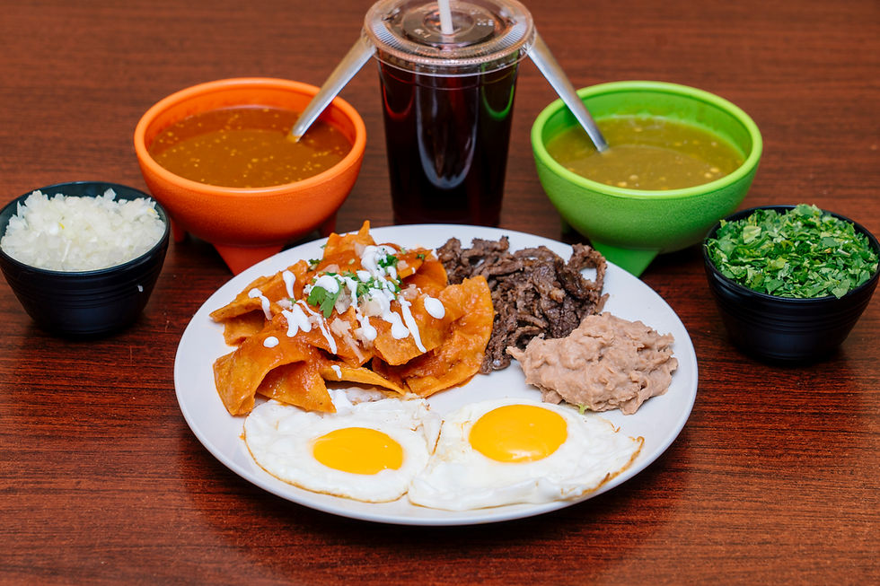 Desayunos.Brkfst chilaquiles con carne y huevo