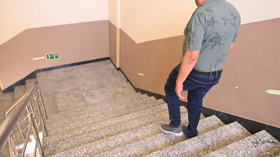 Patient climbing stairs confidently after robotic knee replacement by Dr. Ashish Singhal, Udaipur