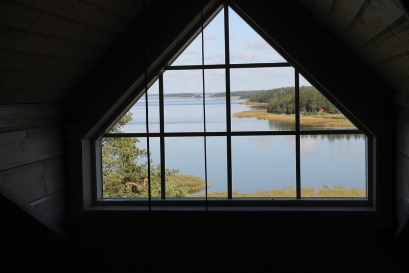 Näkymä yläkerran ikkunasta.