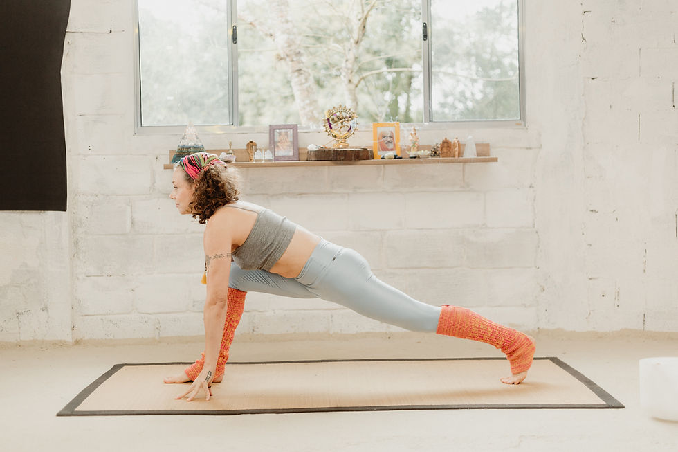 Aline praticando yoga na postura do corredor - ashwa sanchalanasana
