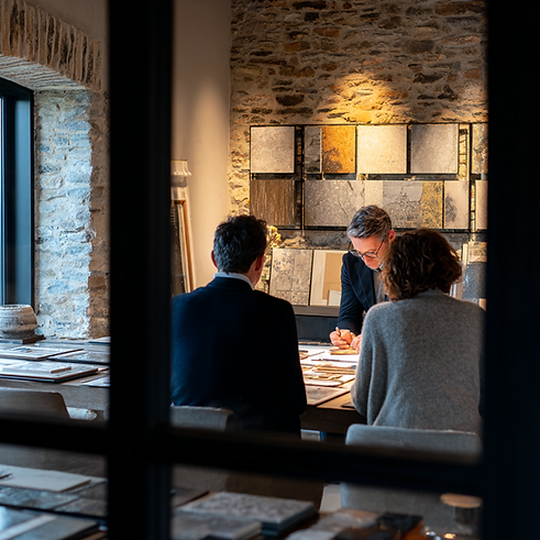 u8828111179_home_renovation_consultation_scene_in_a_modern_Be_b8fbfa08-d1cc-45b0-a3b5-a749