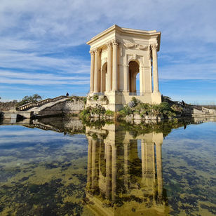 Montpellier est une ville du sud de la France, à 10 km de la mer Méditerranée.