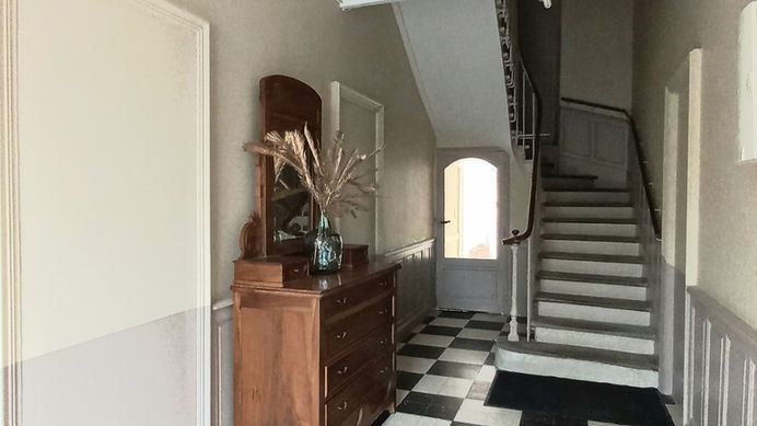 Entrée élégante avec escalier et commode ancienne, LAMALOU LES BAINS