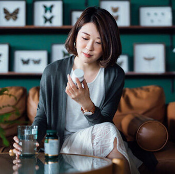 person-reading-bottle-512x341.jpg