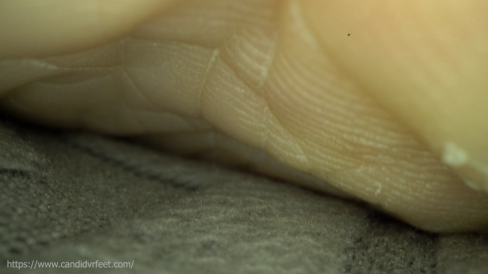 Climbing under Roxana's sole (Macro 02)