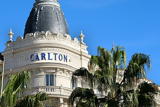 cannes-france-25-octobre-2017-vue-d-angle-du-celebre-dome-de-l-hotel-carlton-international
