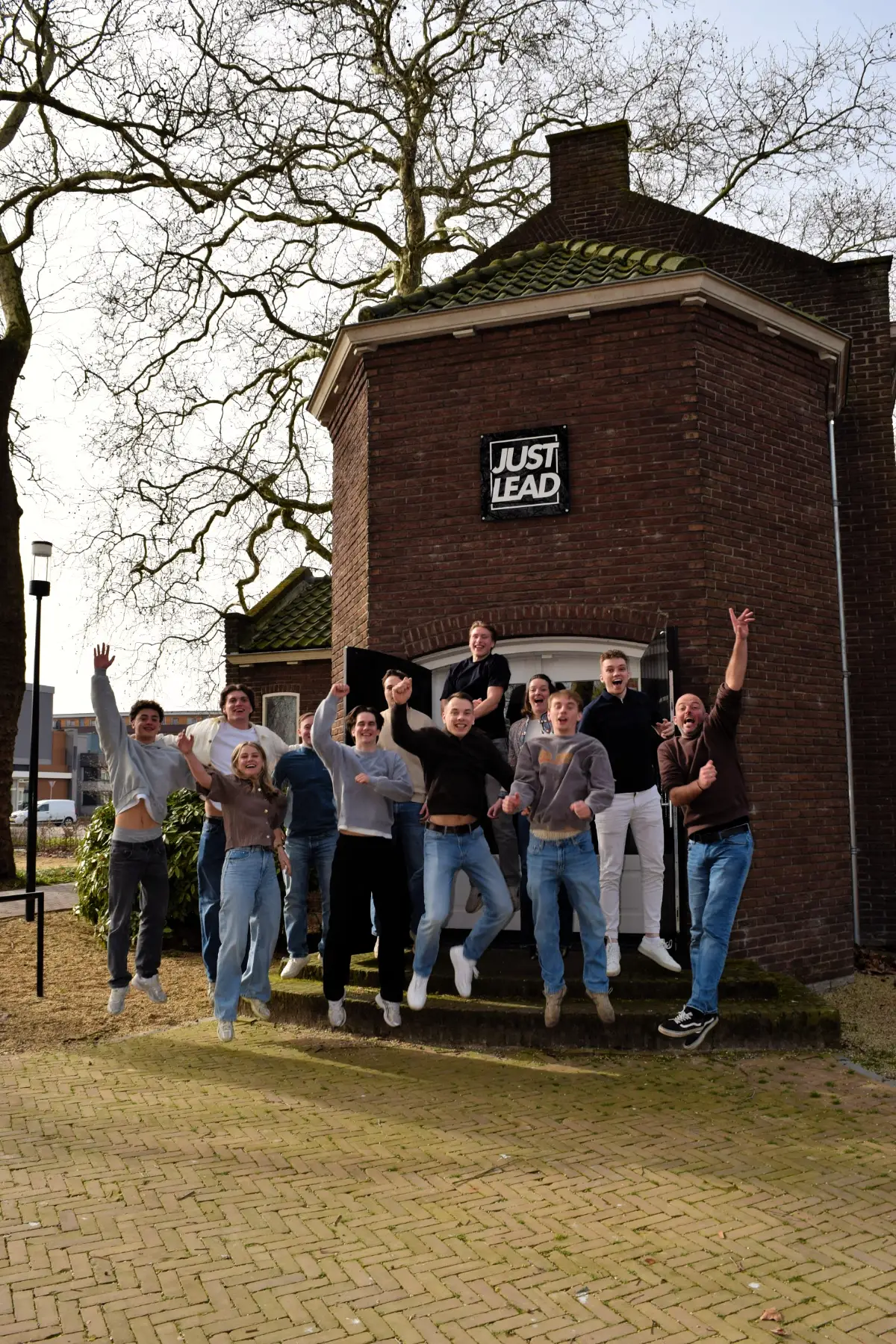 Het team springt in de lucht