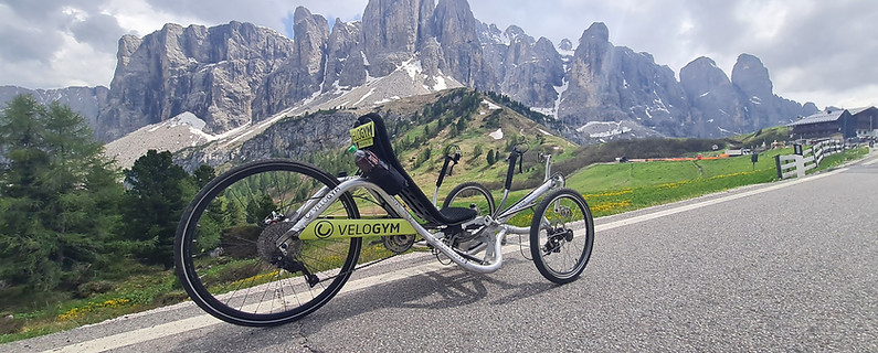 Das Velogym beim Sellaronda Bikeday in Südtirol Italien vor einer Bergkette