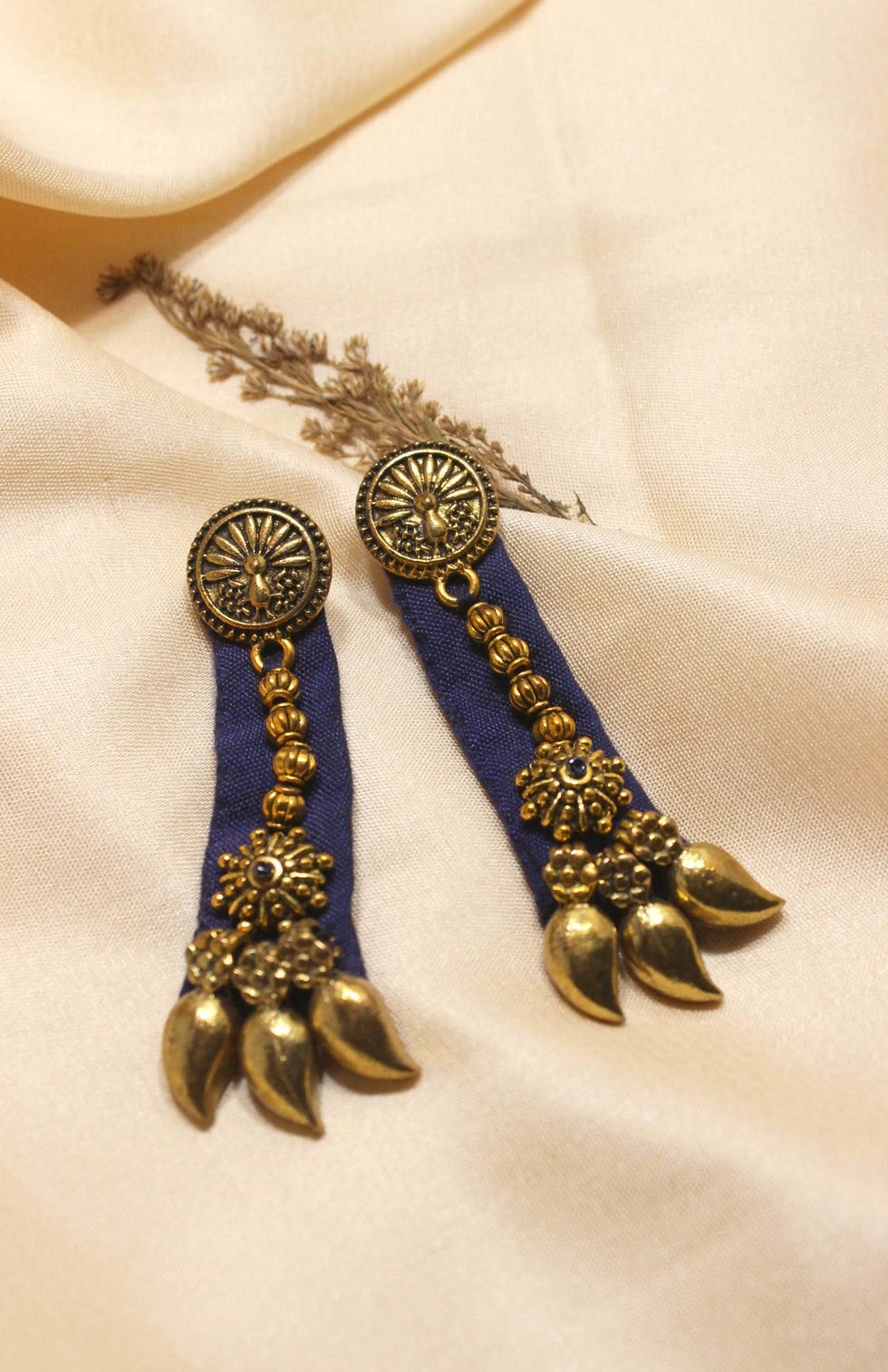 Thumbnail: Paisley trapezium Earrings - Gold