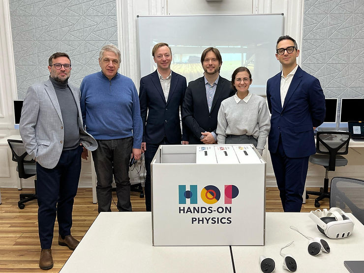 I 6 partecipanti al seminario nella aula de La scuola d'Italia Gugliamo Marconi di New York con la scatola del kit HOP in primo piano