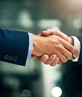 primer-plano-de-gente-de-negocios-estrechando-la-mano (1).jpg