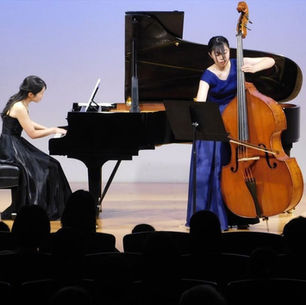 ピアノとコントラバスの演奏