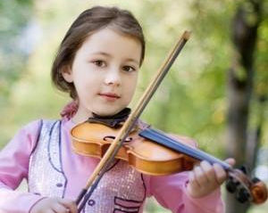 O CÉREBRO DE UMA CRIANÇA SE DESENVOLVE MAIS RAPIDAMENTE COM A EXPOSIÇÃO À EDUCAÇÃO MUSICAL.