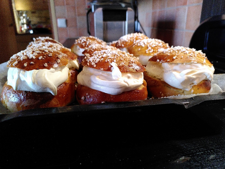 Shrove Pastry - Laskiaispulla (almond / mansikka) 