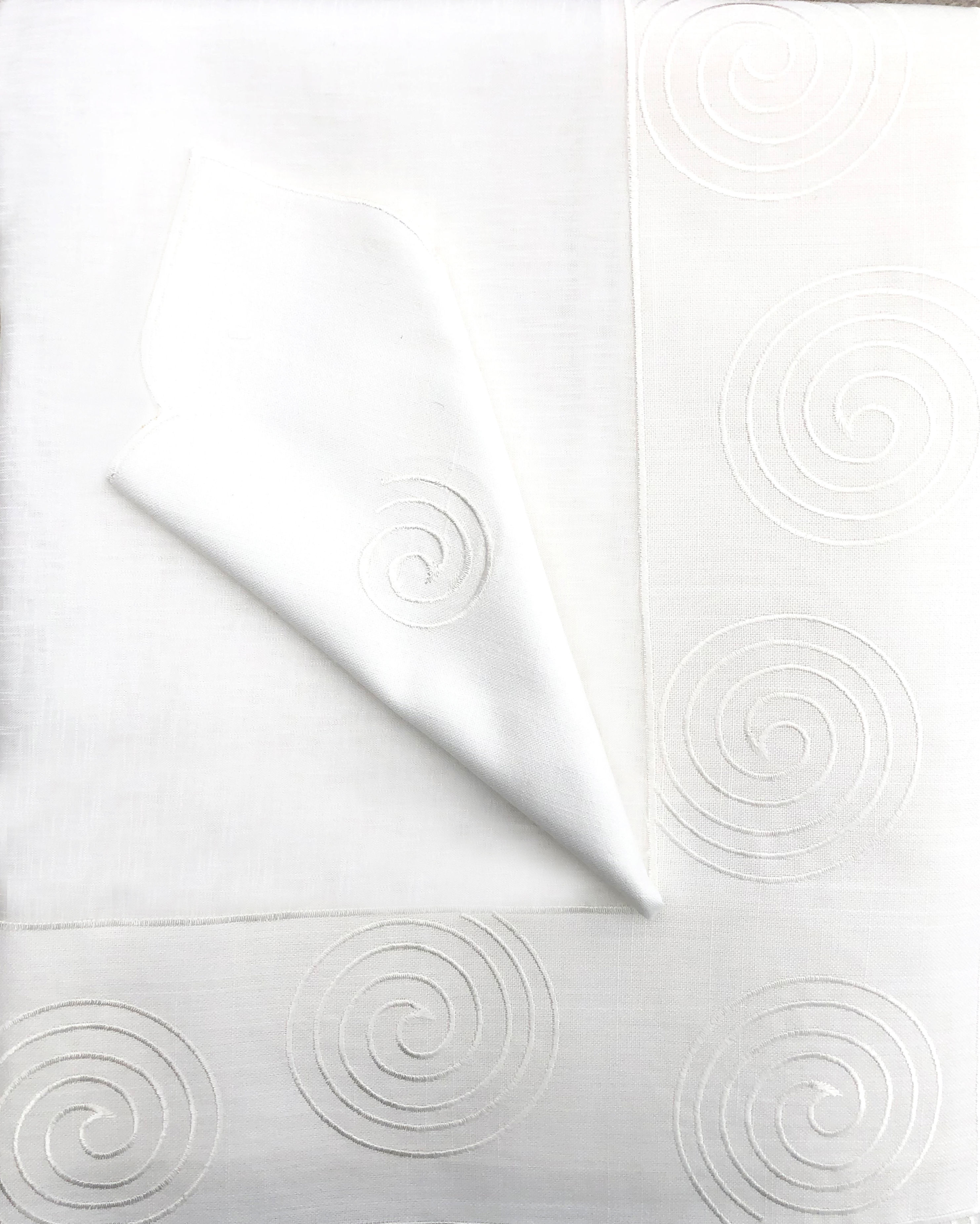 Mantel de Lino bordado -ESPIRAL TRANSPARENTE