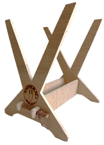 Socle en bois de l'amphore AMPHORAE qui permet la station debout allongée ou d'incliner l'amphore.