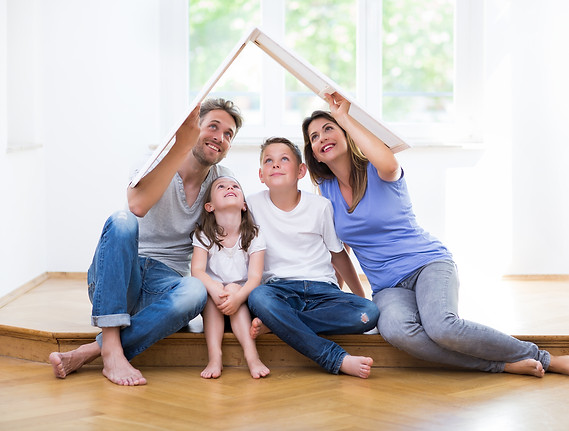 Szczęśliwa rodzina w nowym mieszkaniu