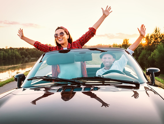 Szczęśliwi ludzie w nowo zakupionym samochodzie