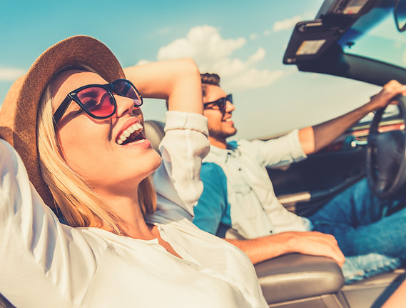 Szczęśliwi klienci w nowo zakupionym samochodzie