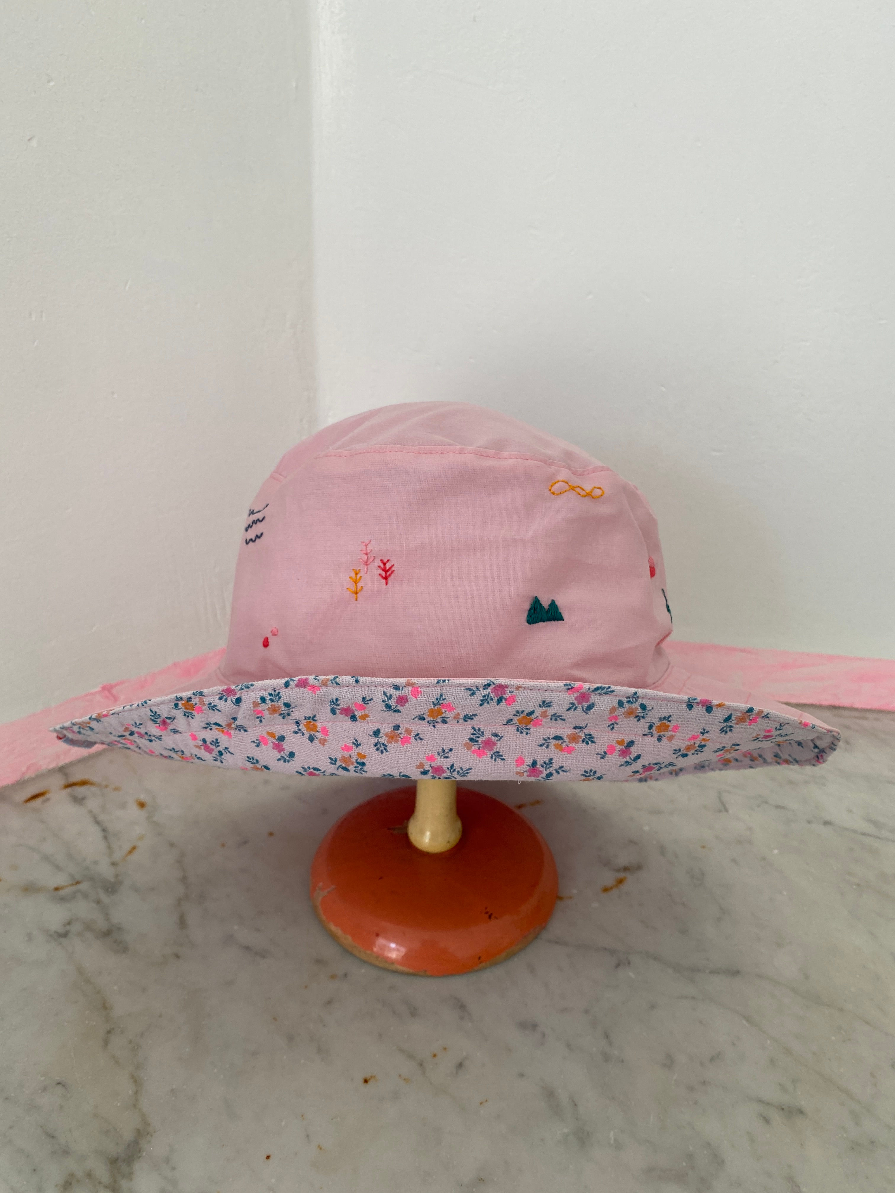 geborduurd zonnehoedje n°1