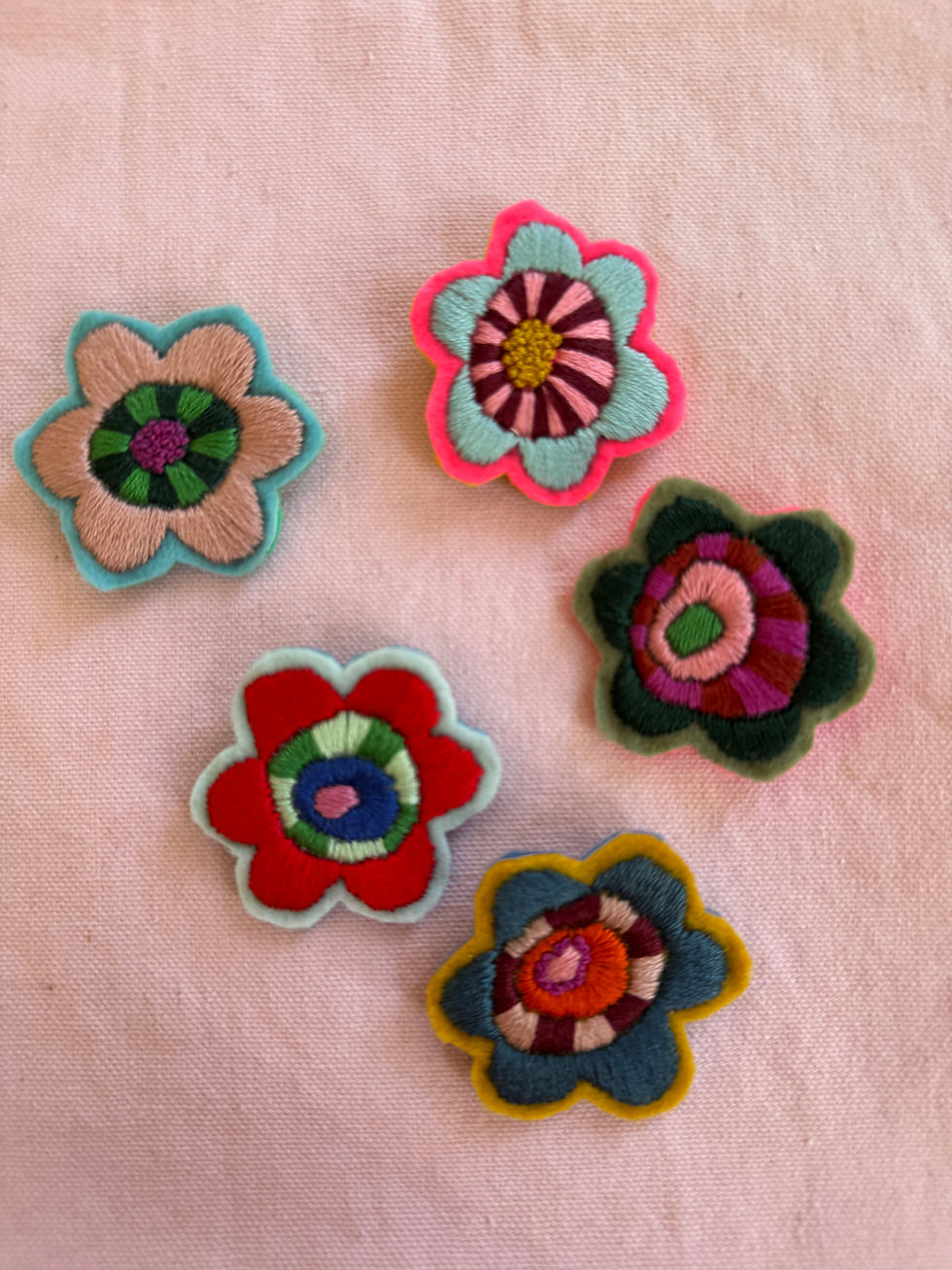 Thumbnail: handgeborduurde broche °5