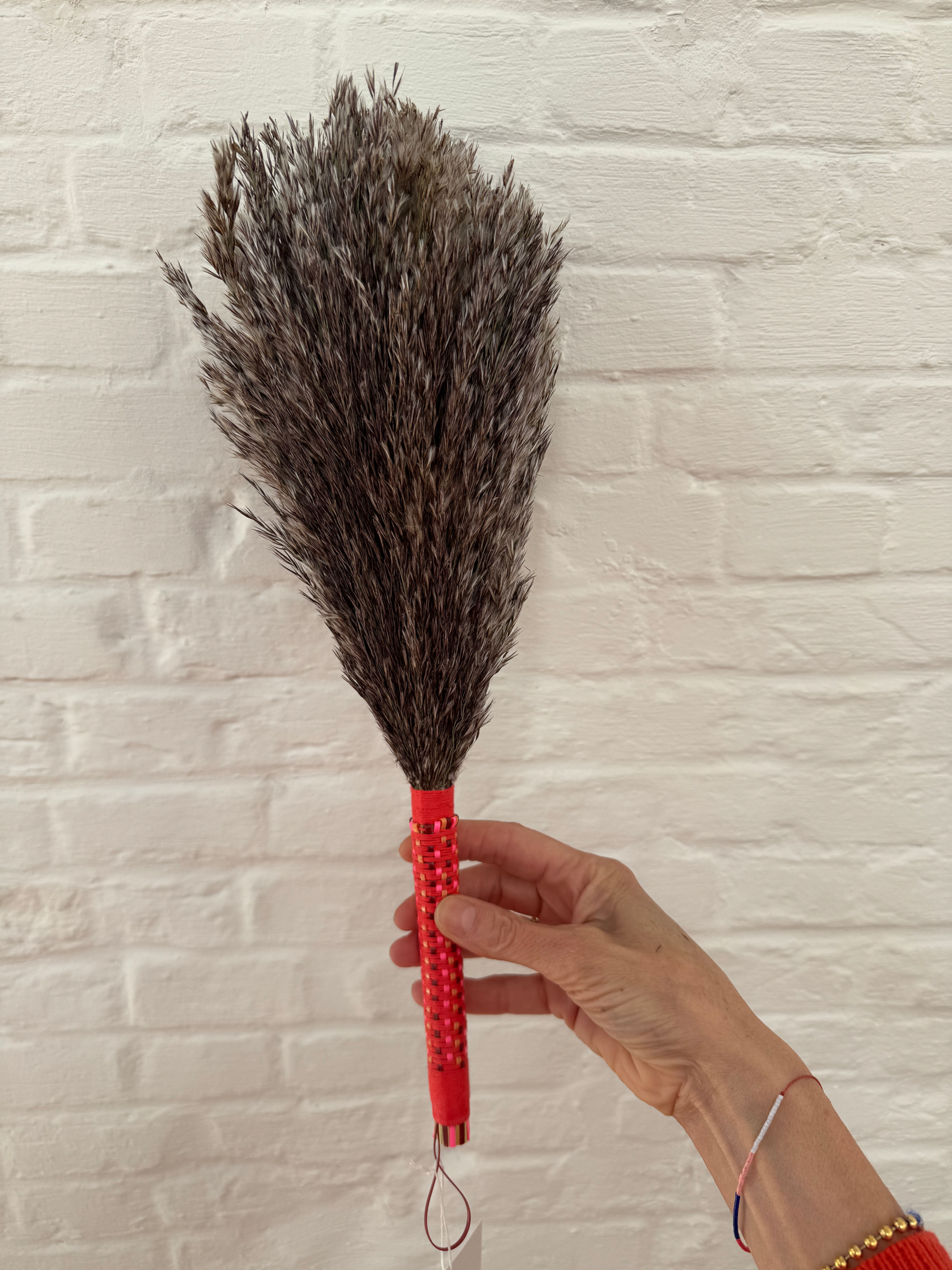 bezem met geweven handvat