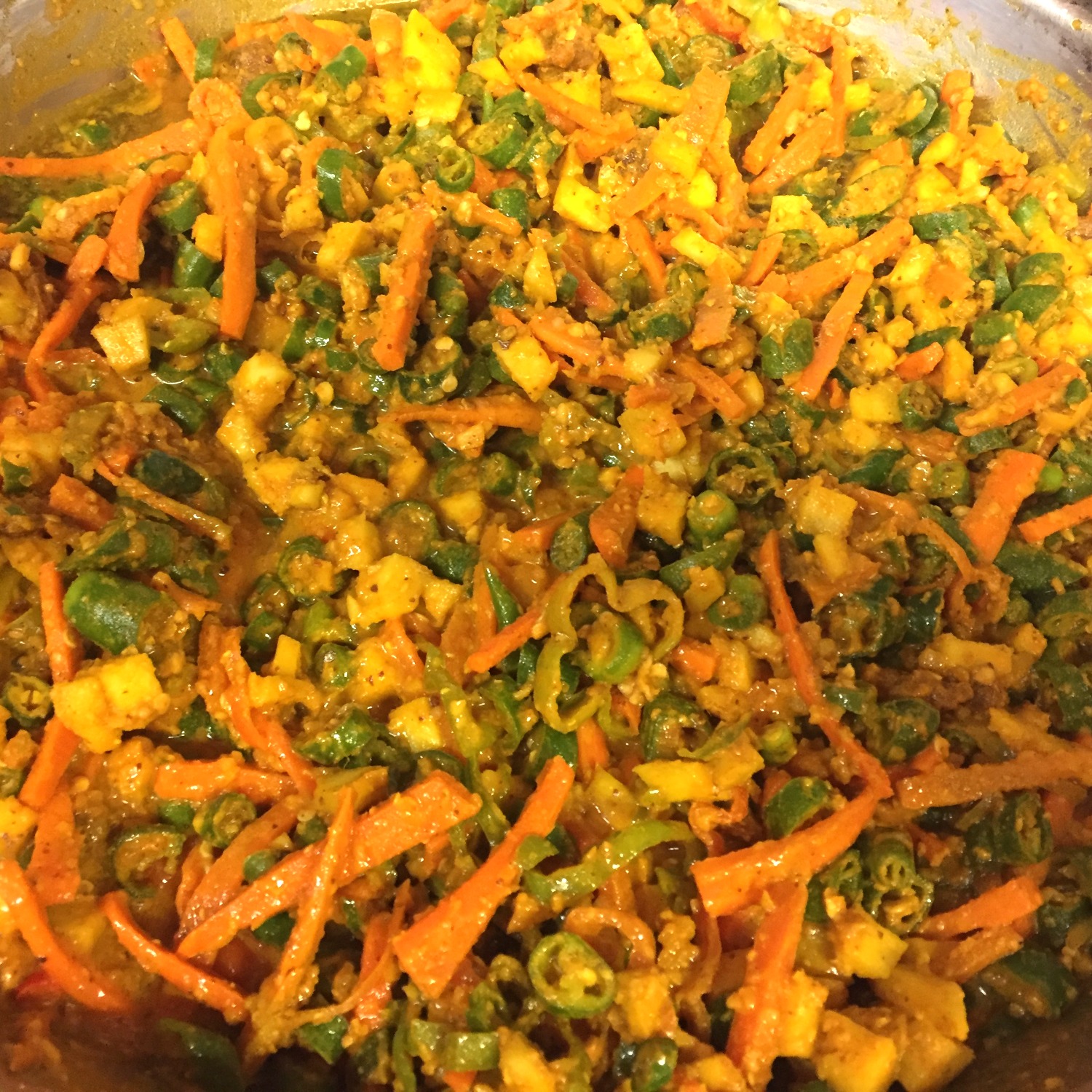 Achards de piments, carottes, pommes