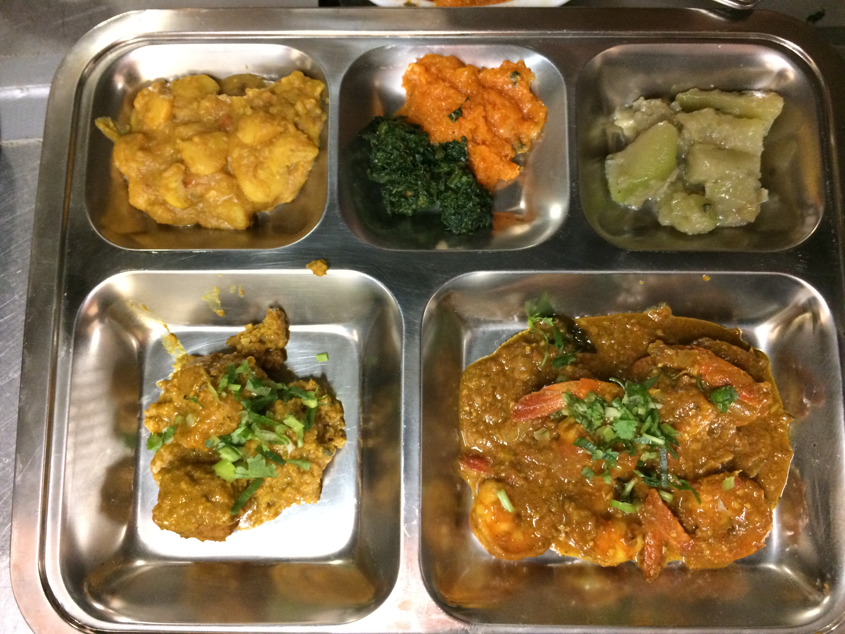 Thali au curry de crevettes