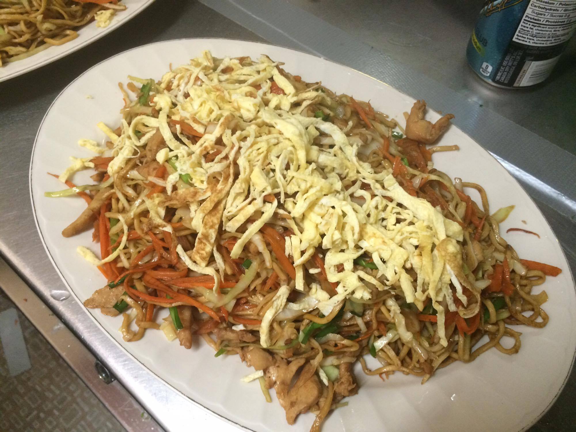 Nouilles sauté au poulet et oeufs