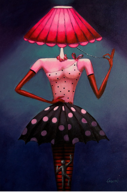 Figura surreal com corpo feminino e cabeça de abajur vermelho, usando saia de bolinhas, enquanto uma pequena pessoa sobe por uma escada abaixo.