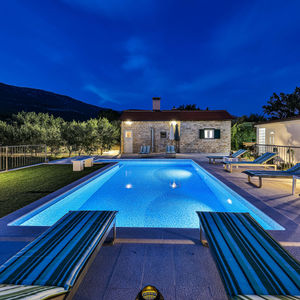 Beautiful house with pool in the hills of Kaštel Lukšić