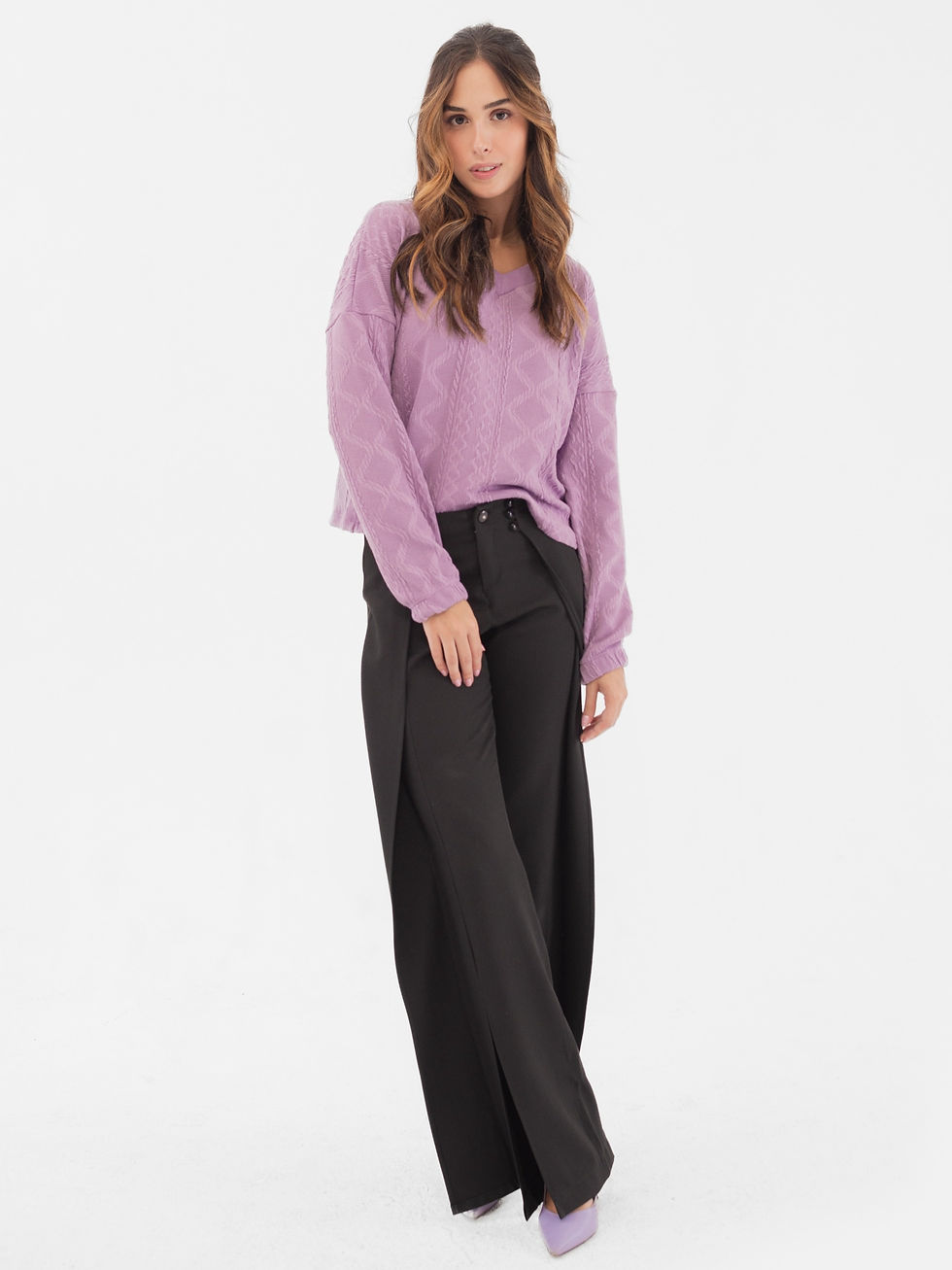 Miniatura: look calça preta crepe alfaiataria com fenda na frente e botões com suéter de tricô lilás manga longa