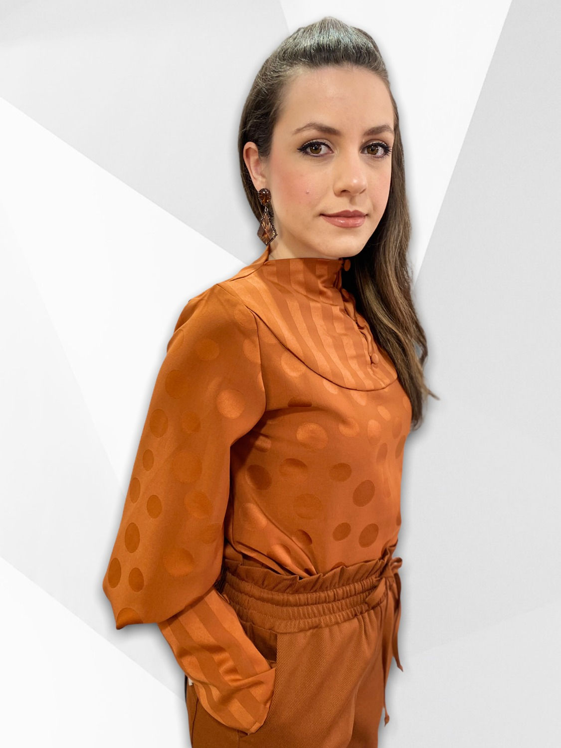 Blusa Social Crepe Paris terracota manga bufante punho ajustado gola alta