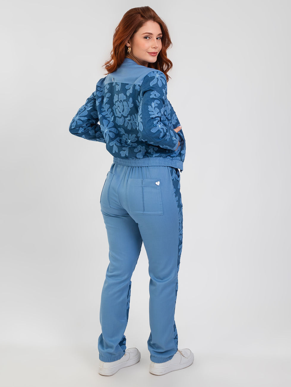 Miniatura: calça mom calça cenoura jeans floral bordado 3d alfaiataria azul