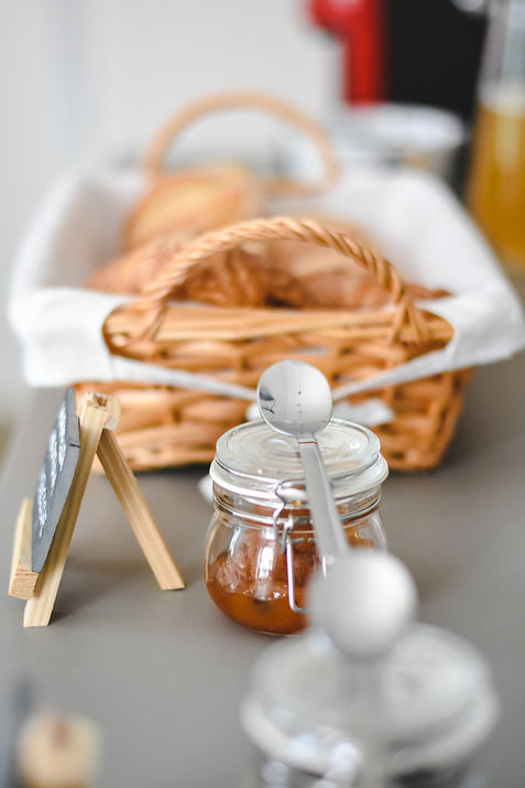 Foto di una deliziosa colazione con marmellata e brioches
