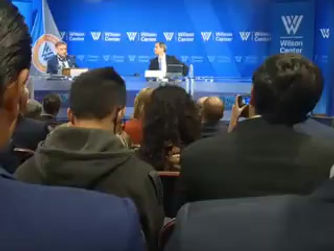 "Guaidó es un ladrón", grita activista en discurso del opositor venezolano en USA