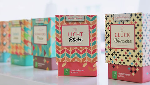 Bunte Schachteln "Kostbarkeiten" mit typografischer Gestaltung und geometrischen Mustern. Die Verpackungsgestaltung für den Neukirchener Verlag gestaltet von Miriam Gamper-Brühl von 3Kreativ