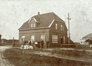 Langeoog, Haus Stranddistel, Feriengäste und Gastgeber vorm Haus, um 1935