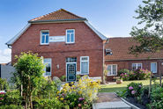 Langeoog, Haus Stranddistel, Blick vom Garten aufs Haus im Jahr 2025