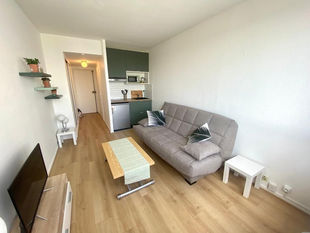 Ce magnifique studio situé au coeur de La Défense. Près du quartier d'affaires, des transports et universités. Ce bien conviendra parfaitement en location à un étudiant. La demande de location est forte dans ce secteur.