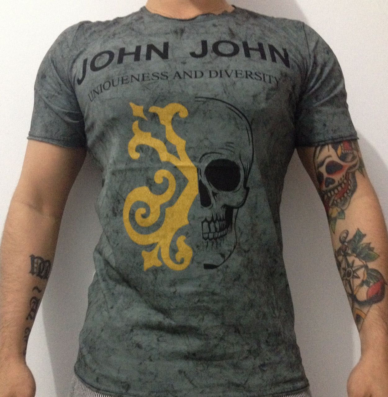 Camiseta John John com estampa meia caveira