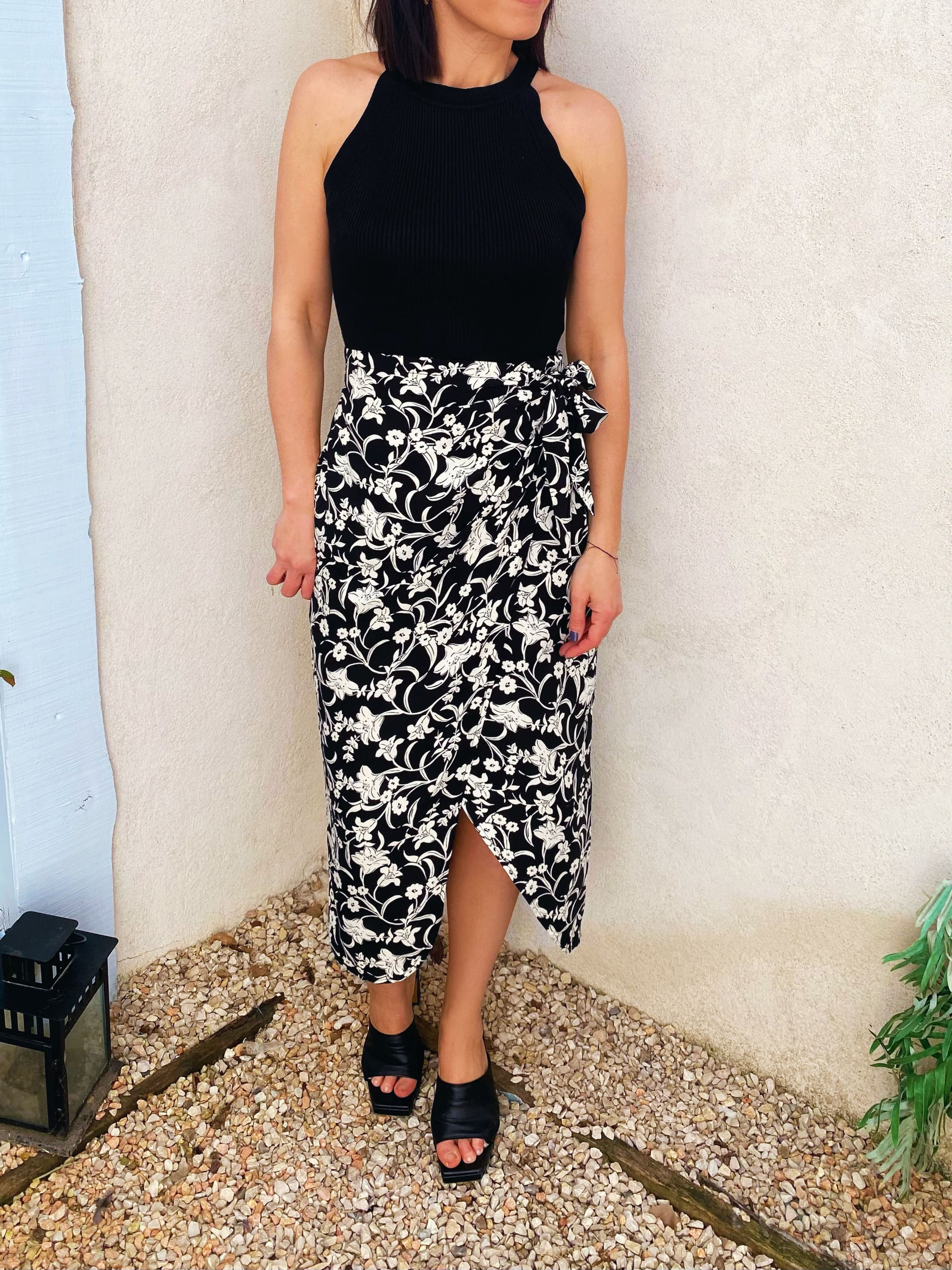 Jupe longue noire à fleurs blanches