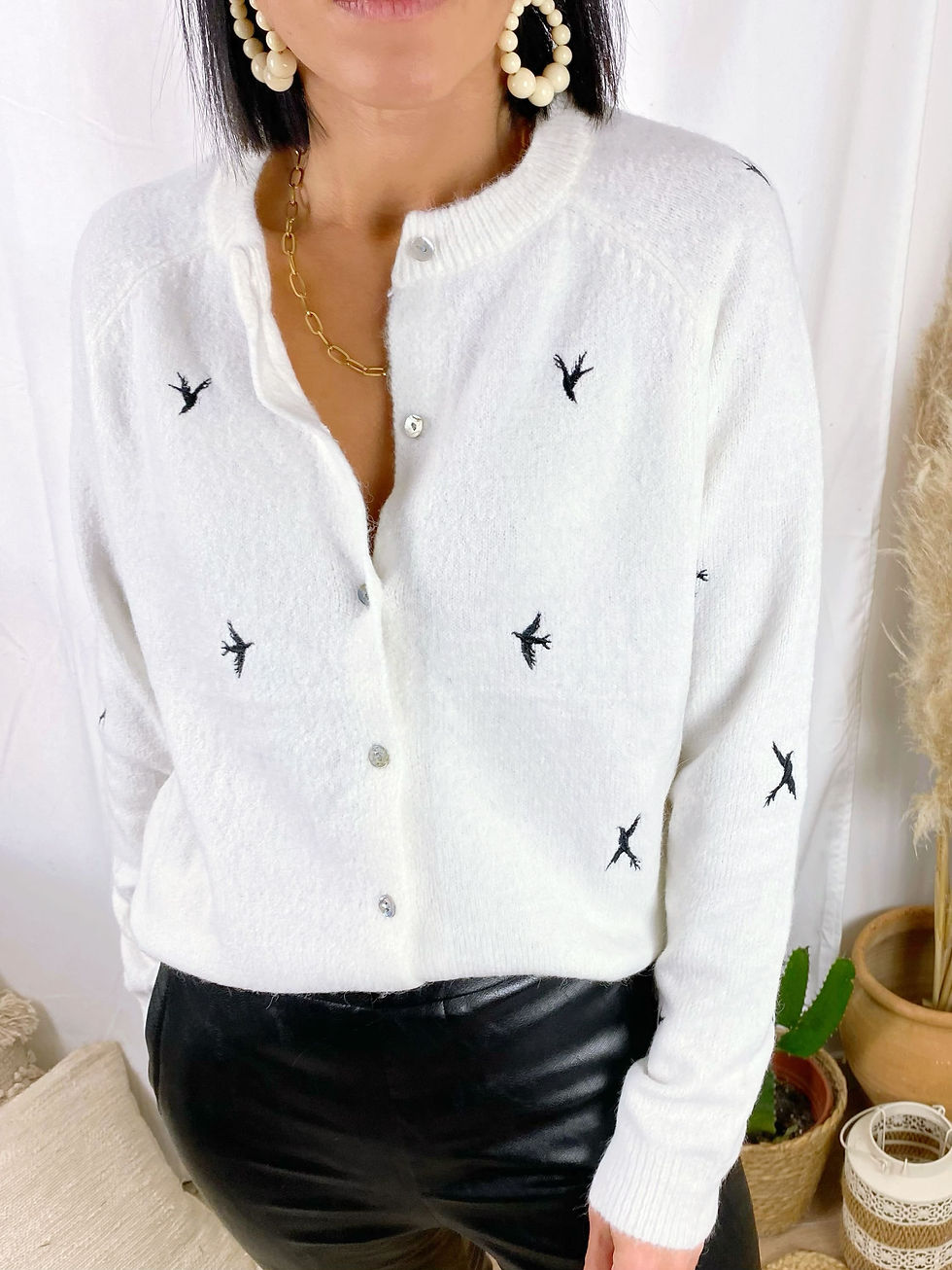 gilet blanc doux et élégant manches longues