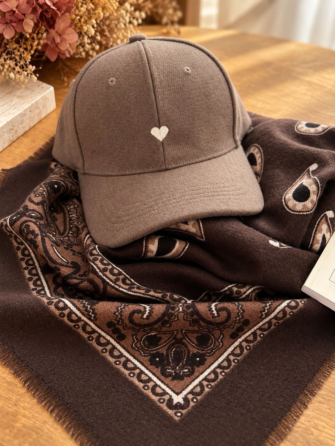 Casquette marron à coeur brodé