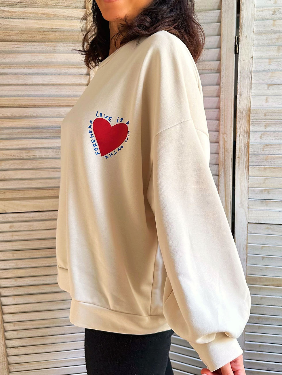 Sweat molletonné beige femme avec motif cœur rouge