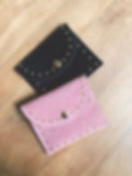 Pochette en cuir noir à clous dorés