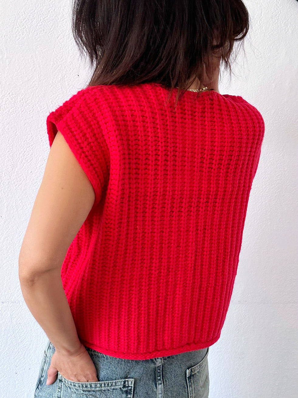 Thumbnail: Gilet sans manches rouge femme style rétro chic