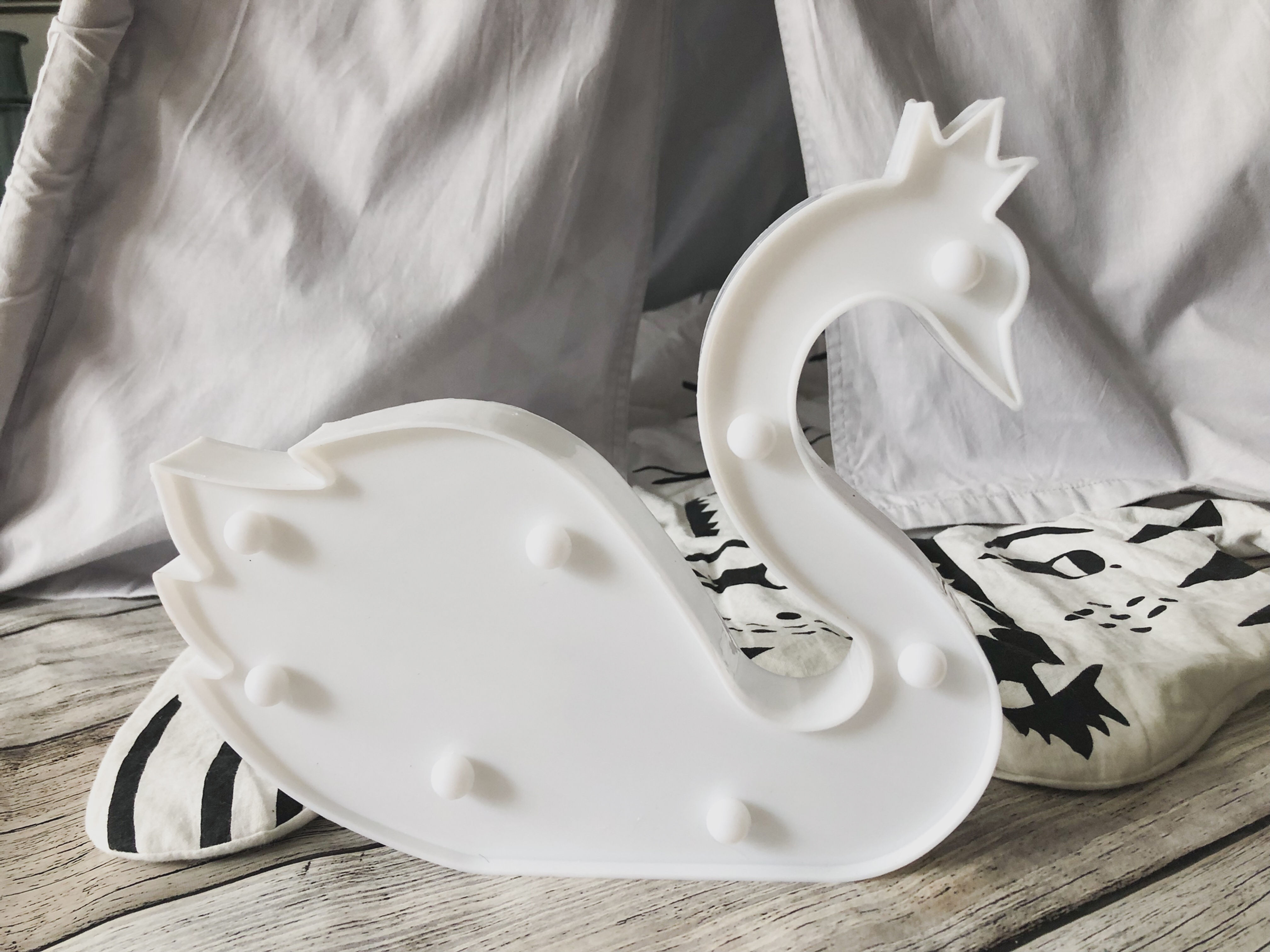 Veilleuse lumineuse en forme de cygne