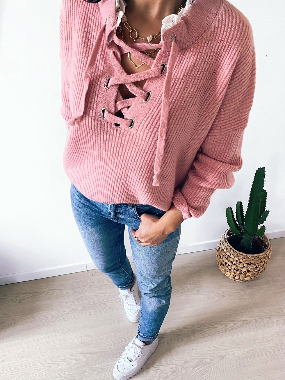 Thumbnail: look moderne avec pull en laine rose et jean
