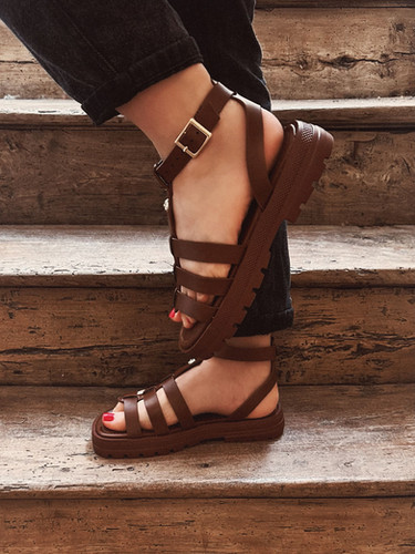 Sandales marron plates à brides – Tendance été confortable